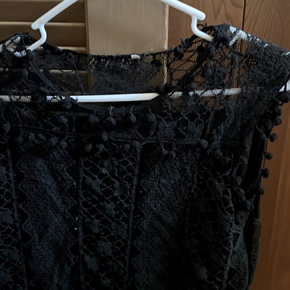 A sexy sleeveless top with lace! - Picture 2 of 4